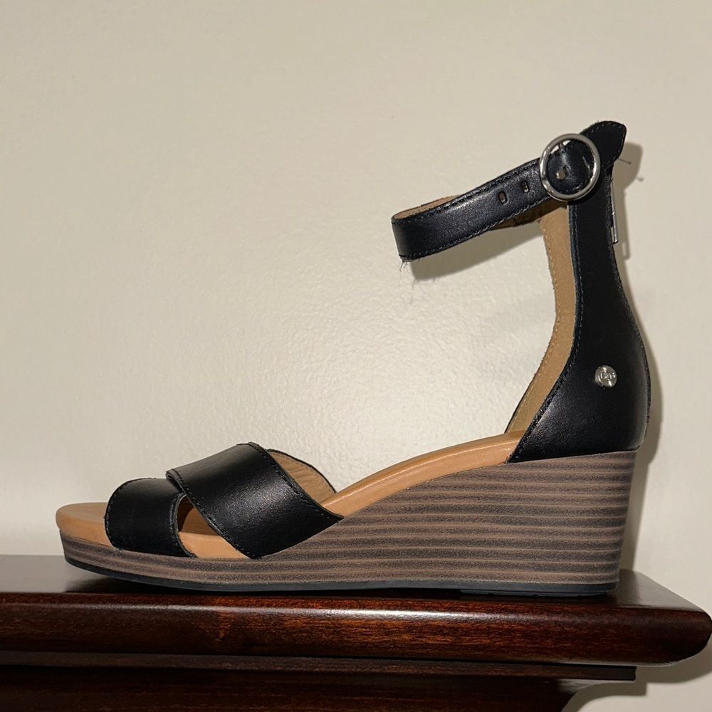 UGG 7.5 Black Tan Interior Cross Cross Ankle Strap Back Zip Wedge Sandals